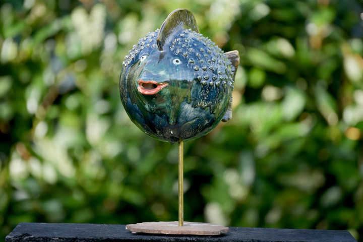 Beeld in keramiek. Bolle vis blauw