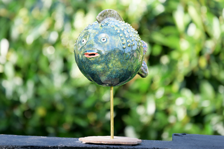 Beeld in keramiek. Bolle vis groen