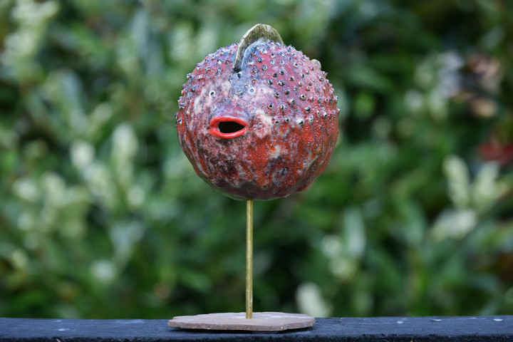 Beeld in keramiek. Bolle vis rood