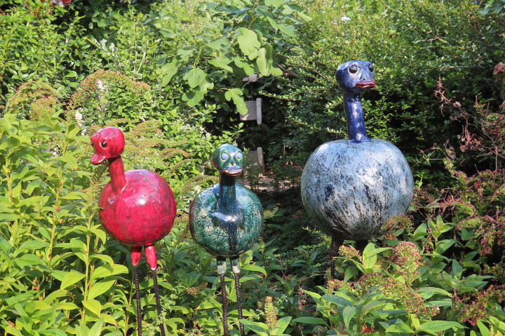 Beeld in keramiek. Struisvogels