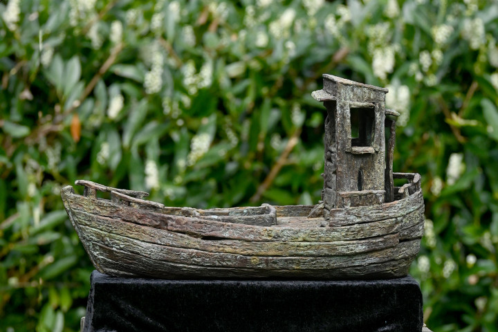 Beeld in steen en brons. Wrak